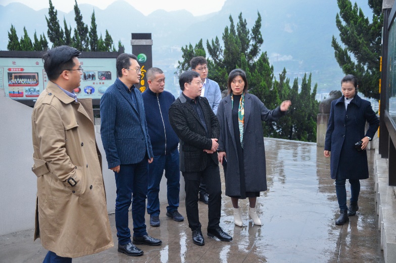 荣万家董事长耿建富带队与京东新通路崔月参观习酒文化中心长廊