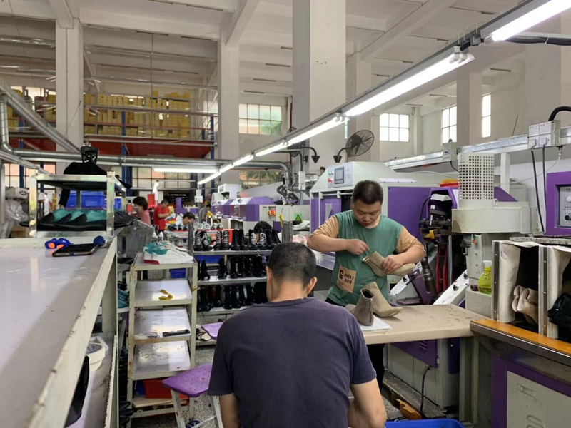 2019年卓冠鞋业在东莞厂区有10条流水线，现在只剩7条。   摄影/林春挺