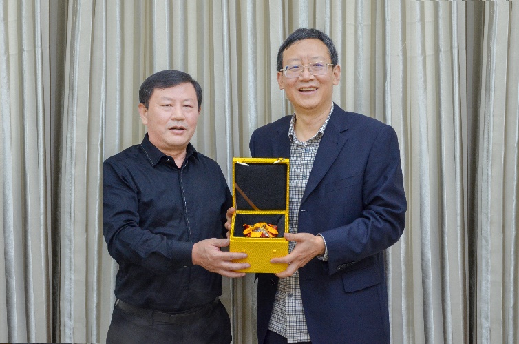 双方董事长互赠纪念品