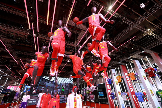 第三届进博会5.1馆,消费品展区,充满运动气息的耐克体育用品展台。