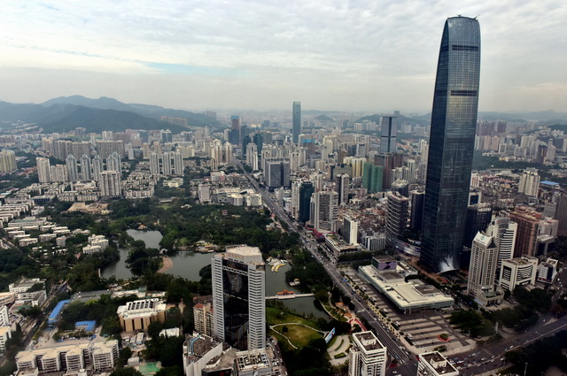 我国将建立健全绿色低碳循环发展经济体系，促进经济社会发展全面绿色转型。图为深圳市城市景观。摄影/章轲