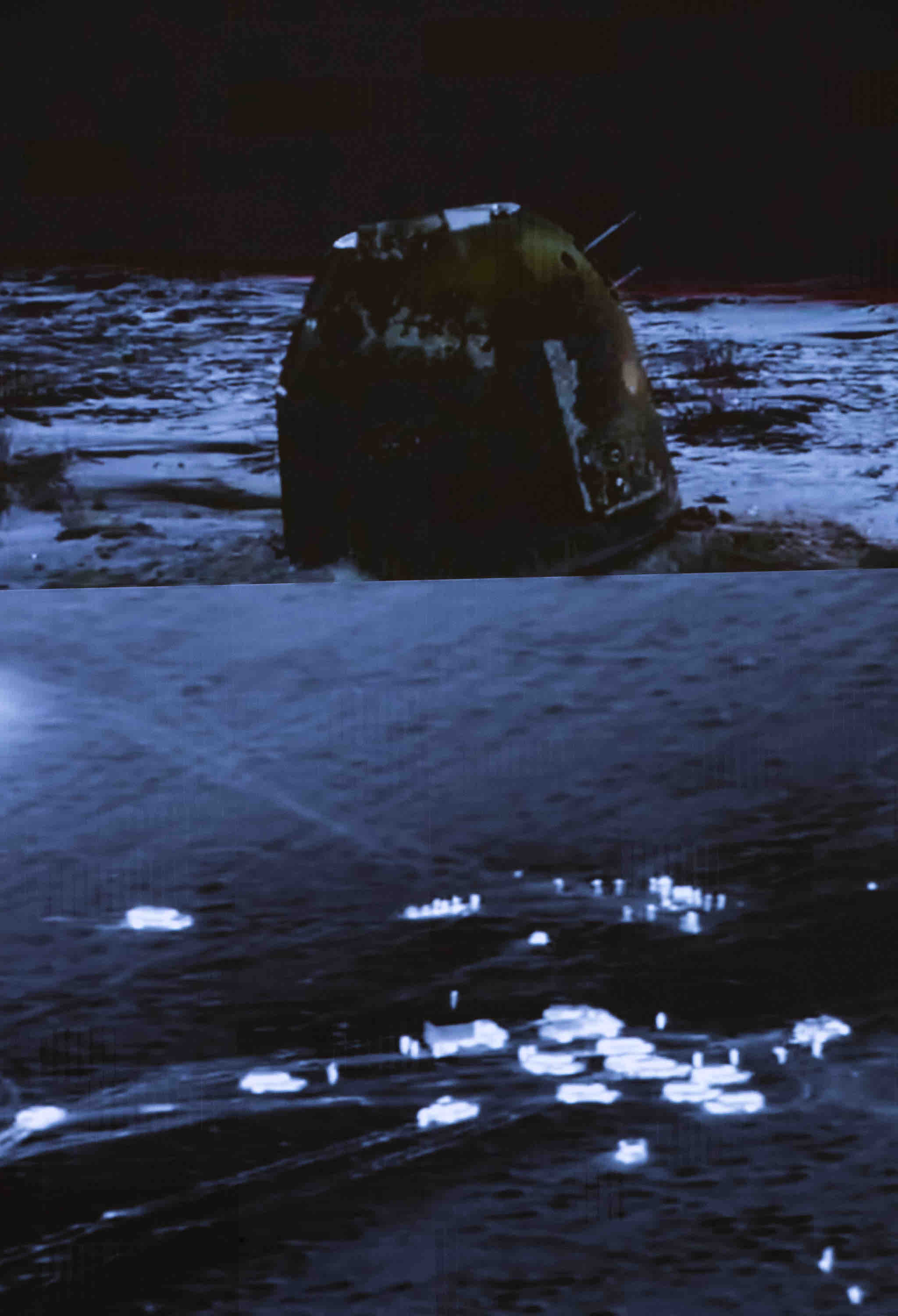 在北京航天飞行控制中心拍摄的工作人员搜索嫦娥五号返回器画面(12月17日摄)。