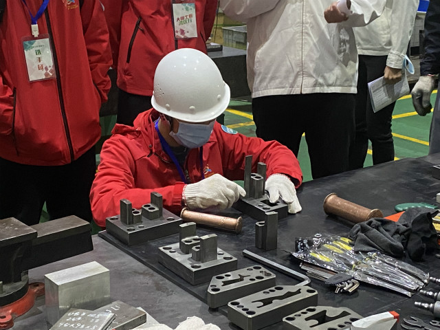 国赛选手在东莞市中泰模具股份有限公司体验组装操作。何乐舒/摄