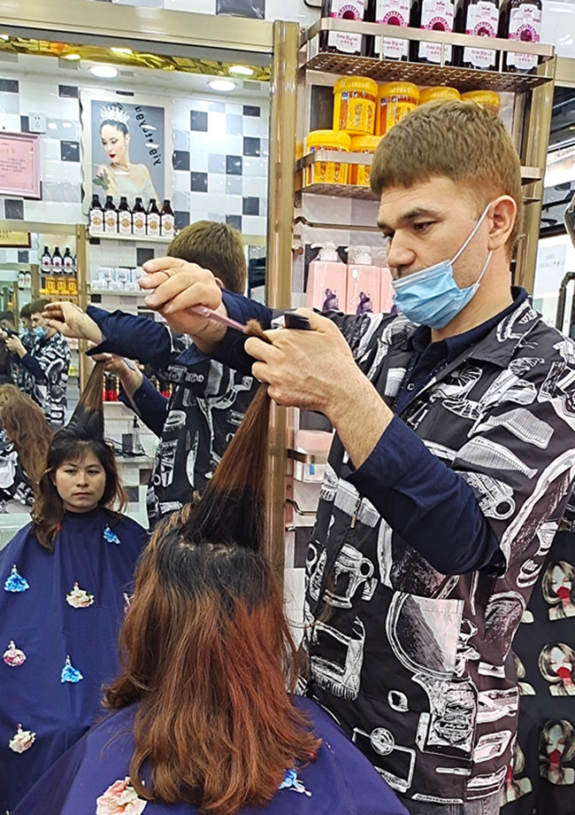 吾司曼·买买提在理发店工作