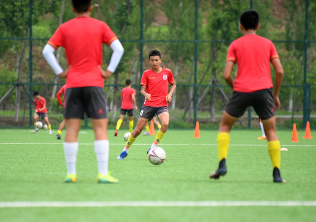 今年6月，亚泰足球俱乐部U15队球员蔡承峻（中）在训练中。