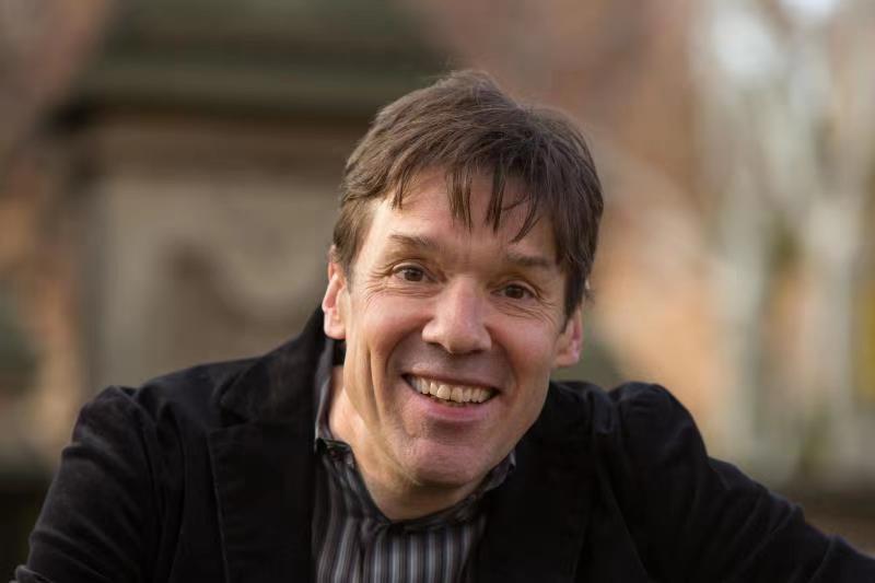 《纽约时报》资深记者约翰·利兰,善于报道和记录社会变迁对大众的影响,如人口老龄化、金融危机下的房产法拍、身份盗用等。