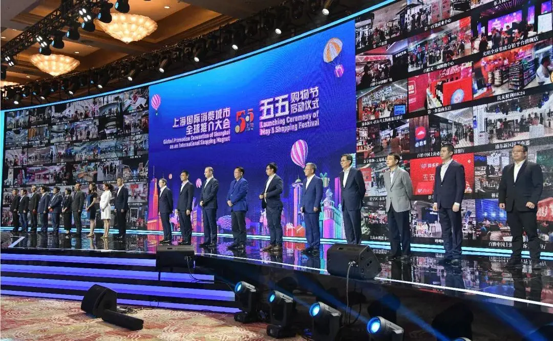 5月4日，东方购物与特斯拉、腾讯、京东、盒马、饿了么、苏宁易购、上汽集团、哔哩哔哩、美团点评、拼多多联袂亮相“五五购物节”启动仪式
