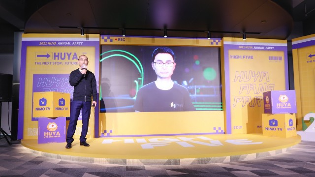 （图注：虎牙公司CEO董荣杰与数字人互动）