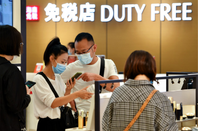 2020年11月10日，消费者在海口日月广场免税店购物。新华社图。
