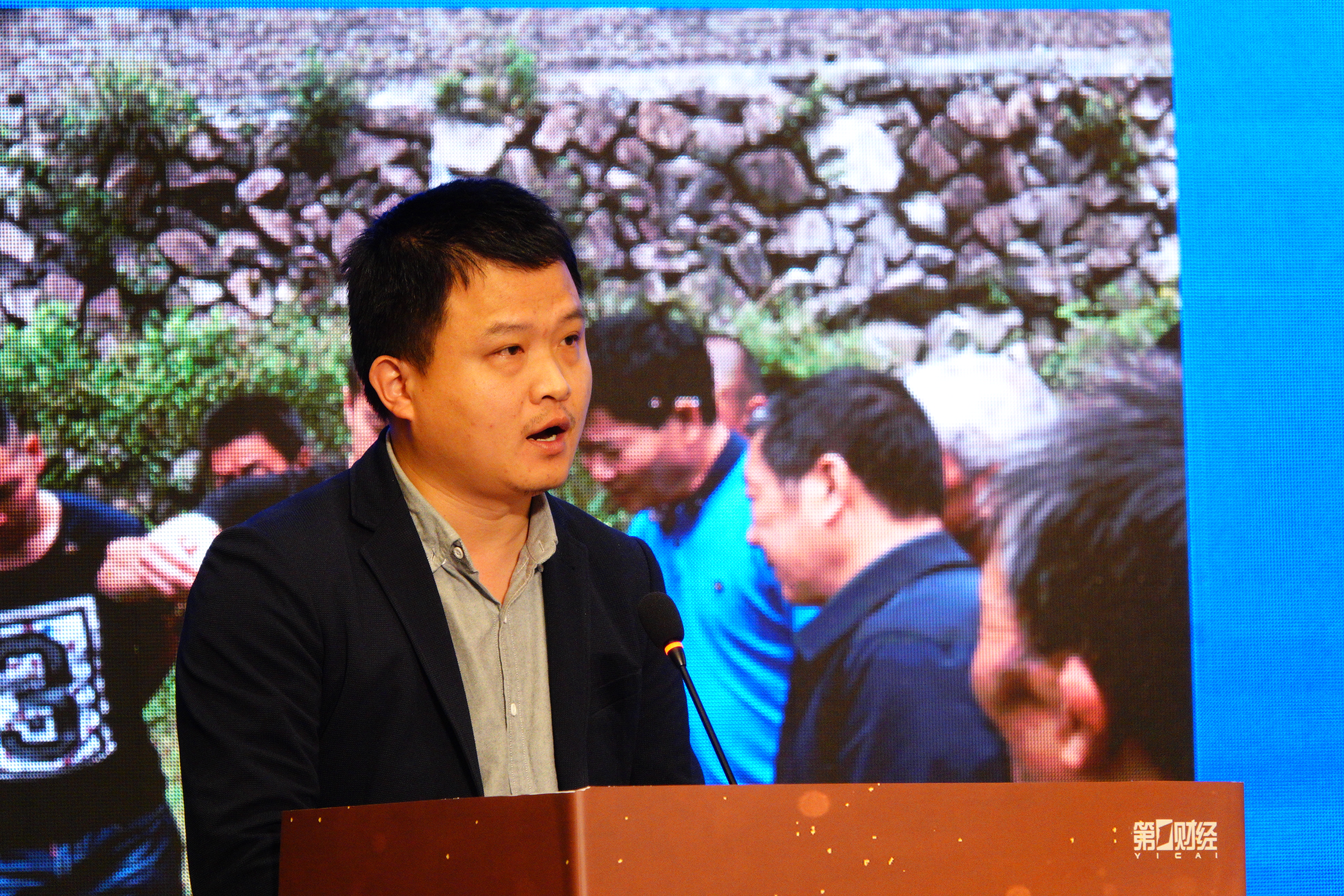 11:25:35孔金峰:"一村一主播"是面向全市有产品,有场景,有资源的重点