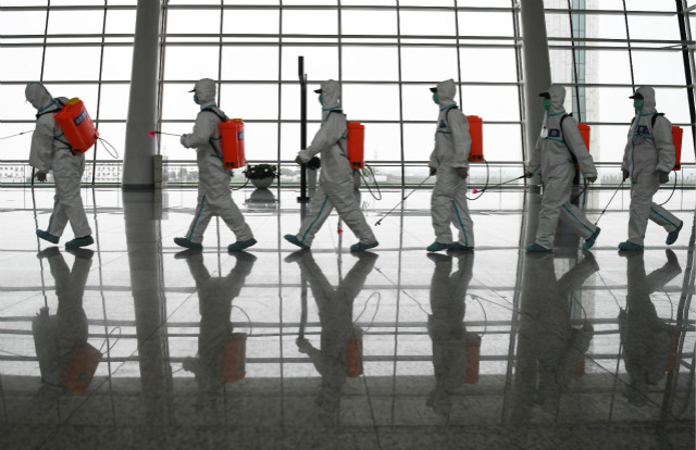 2020年4月3日，武汉市消防救援支队消杀队员对天河国际机场T3航站楼进行封闭式卫生防疫消杀工作。新华社图。