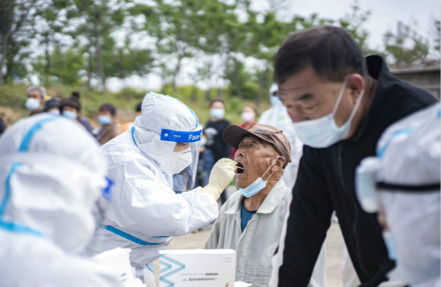  5月16日，医护人员在营口市鲅鱼圈区芦屯镇小望海村为居民进行核酸采样。新华社图。