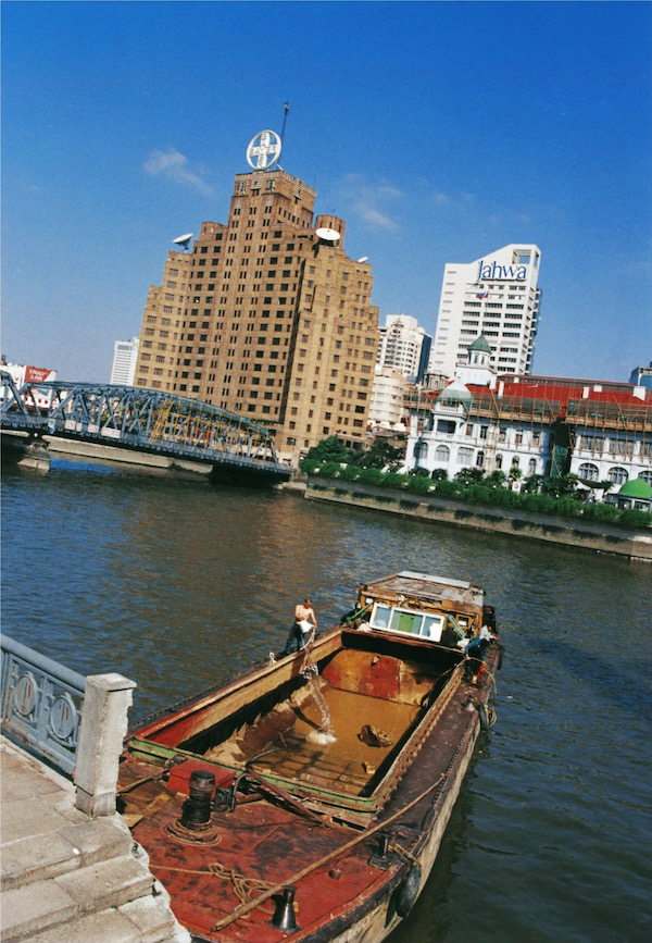 何云昌，《上海水记》，2000，行为表演照片