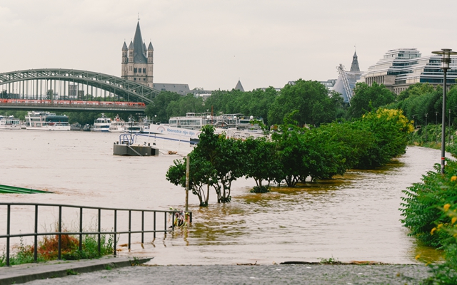 7月15日在德国西部城市科隆拍摄的水位上涨的莱茵河。