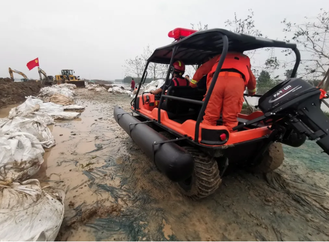 复星捐赠的水陆两栖全地形救援车参与新乡一线防洪救灾
