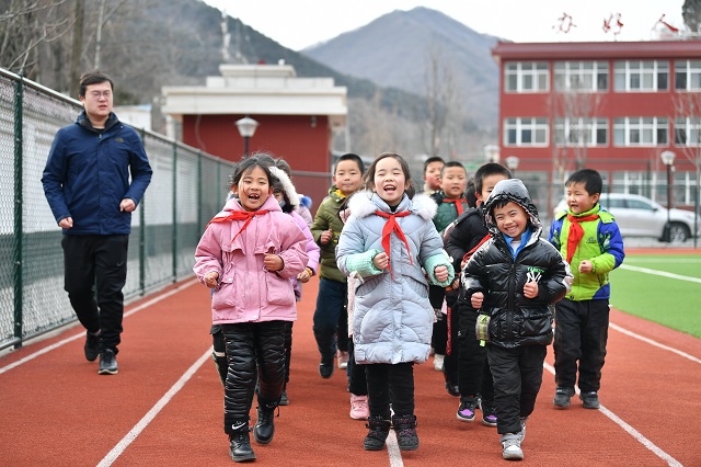 陕西省铜川市耀州区照金镇北梁红军小学学生在操场跑步（2020年12月29日摄）。新华社图。