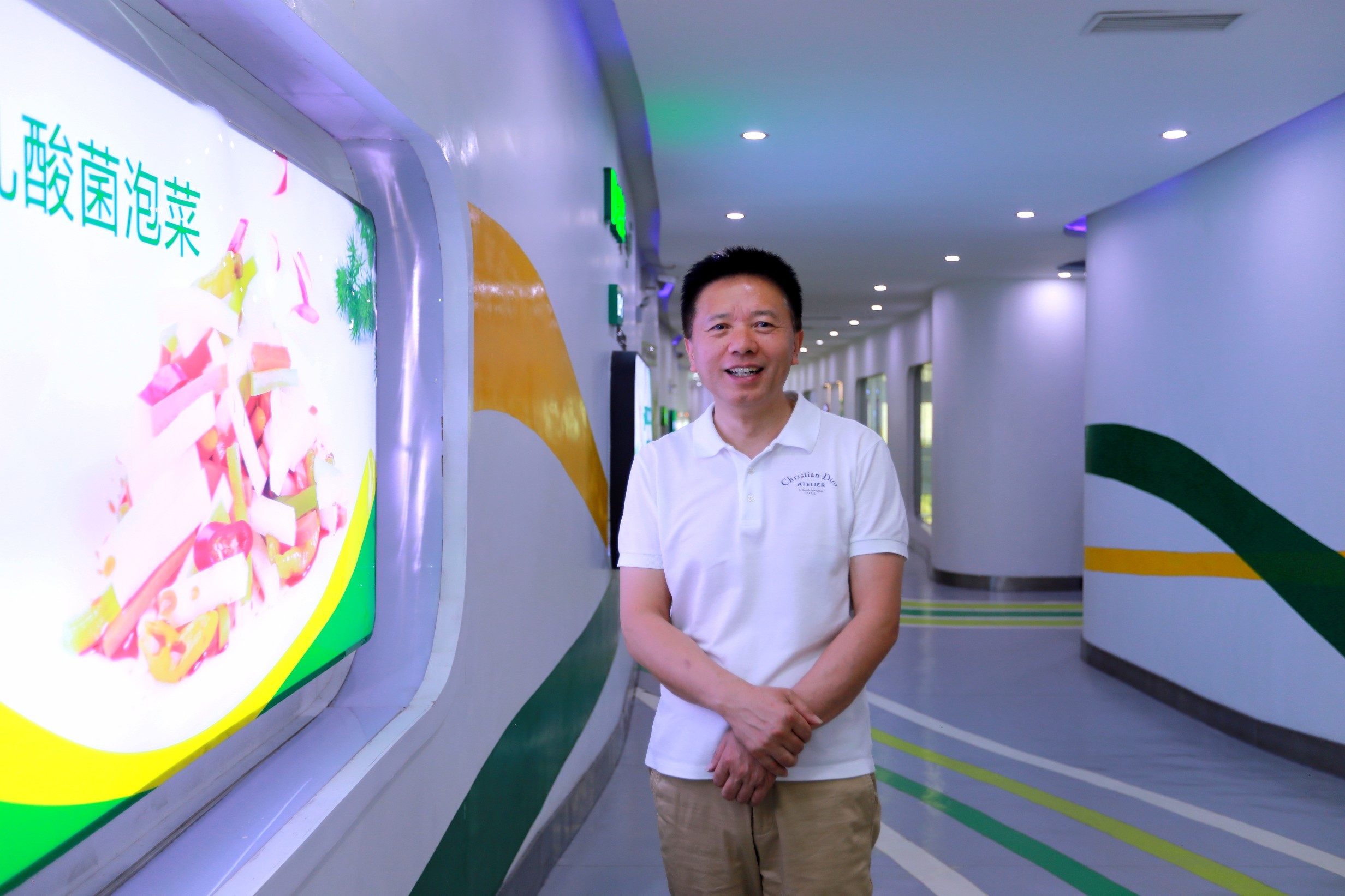 吉香居食品股份有限公司董事长丁文军17岁那年,他用自行车带着村子里