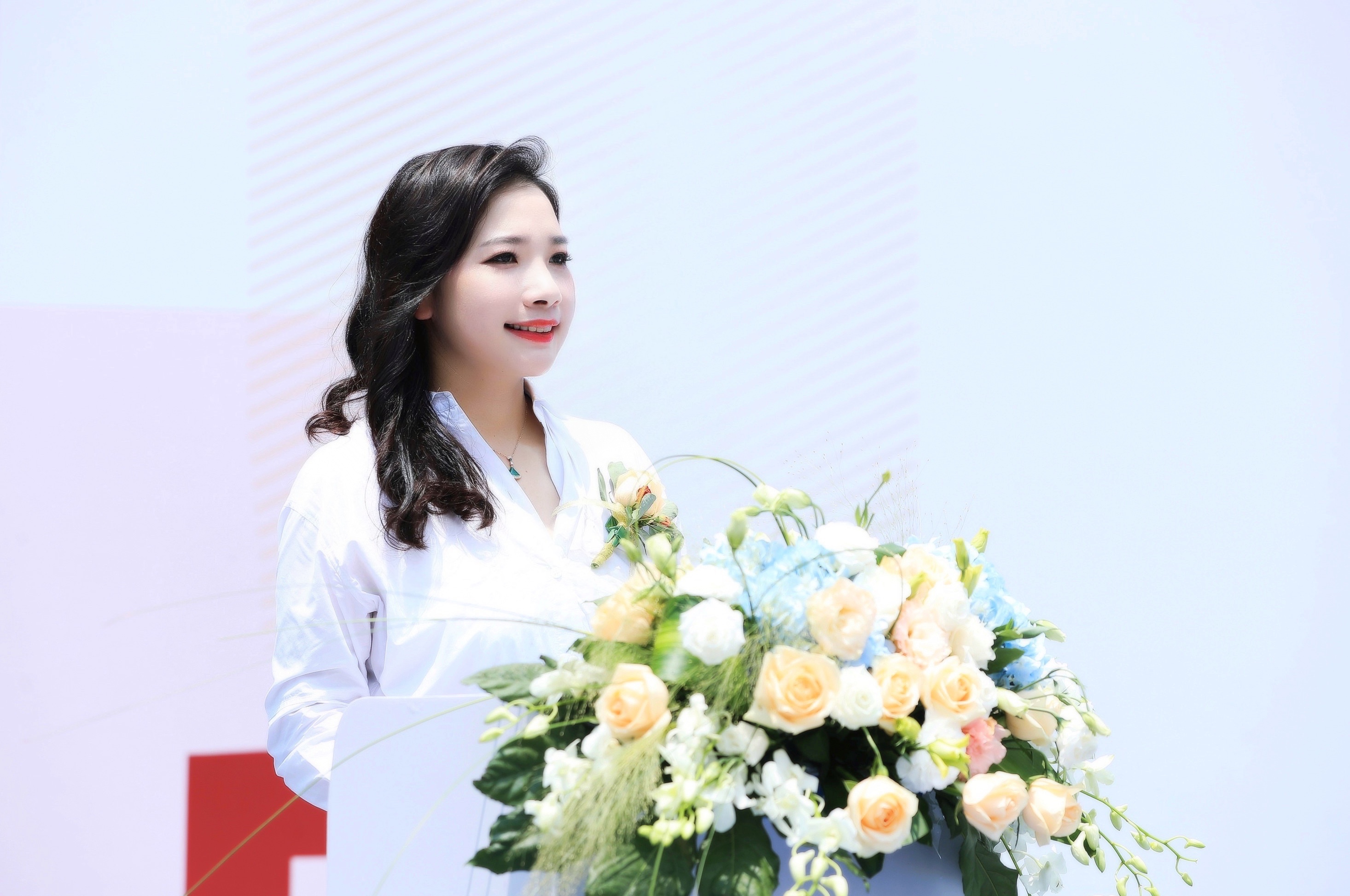 新世界发展执行董事,新世界中国董事兼行政总裁黄少媚在上海淮海中路