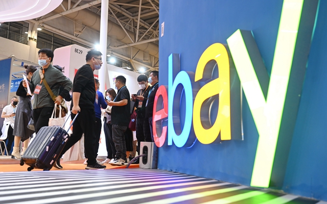 今年初，首届中国跨境电商交易会在福建举行。图为参观者从ebay展位前走过。