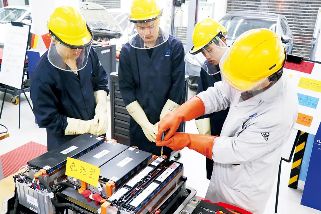△上海博世汽车职业技术培训学校的老师正在与学生做德国莱茵新能源汽车的电池包拆装检测。图片／校方提供