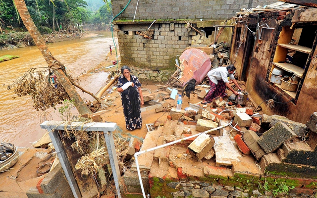 这是10月20日在印度喀拉拉邦戈德亚姆拍摄的遭洪水破坏的房屋。新华社