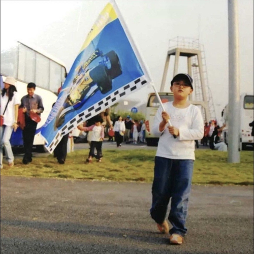 周冠宇2005年初次前往上赛场观赛。(来源：F1官方推特账号)