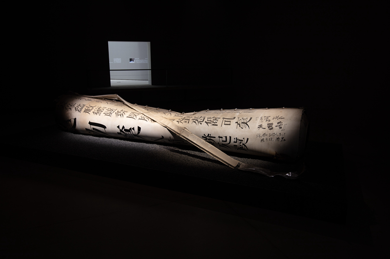 《“徐冰天书号”:回落地表的一子级箭体》,2021,装置