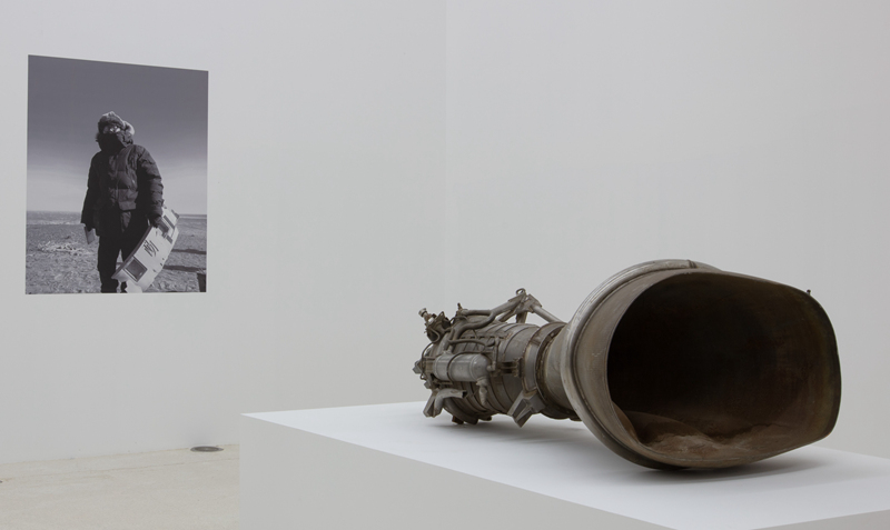 “徐冰:艺术卡门线”展览现场的箭体残骸