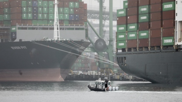 在海运价格高企，而入港时间又维持在近三周时间的情况下，一些美国货主在无奈之下选择了空运（来源：新华社）