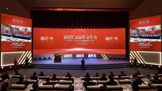 五粮液集团公司党委书记、董事长李曙光主持活动