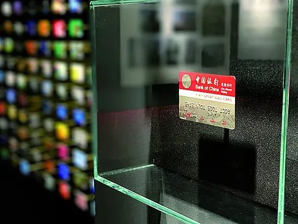 1985年，中国银行发行了国内第一张银行卡