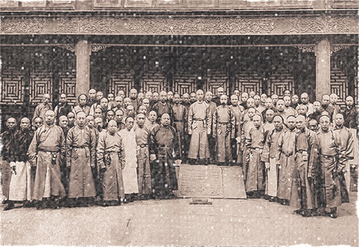 中国银行的历史可追溯到1905年8月在北京成立的户部银行。这是中国第一家国家银行。1908年2月，户部银行更名大清银行，行使中央银行职能。大清银行成立时股本总额1000万两白银，官股商股各半。图为大清银行第一次官商会议合影。