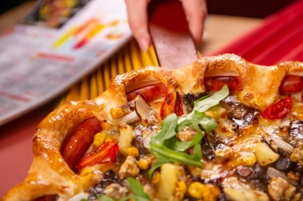 必胜客全新烤肠卷边系列比萨