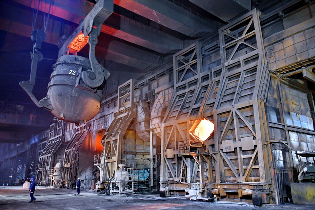 钢铁行业是我国重要的二氧化碳排放源。图为一钢铁厂生产车间。摄影/章轲