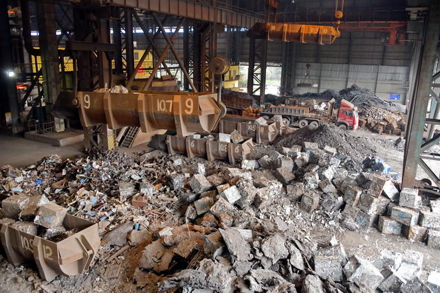 贵州一家钢铁企业正大量使用回收的废钢材炼钢。摄影/章轲