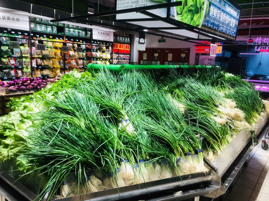 大润发上海南汇店，200斤新鲜小葱铺满排面。