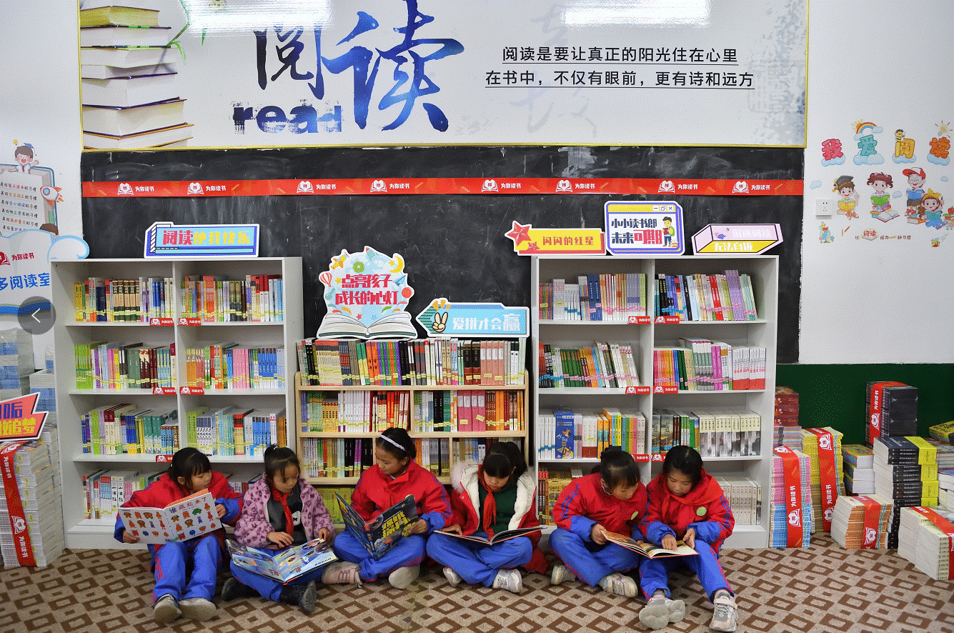 在江西省宜春市温汤镇社埠村小学里，充实了4000余册课外书籍及教辅书籍的阅读室焕然一新，帮助孩子们在阅读中找到通向更大世界的门。陈逸航/摄