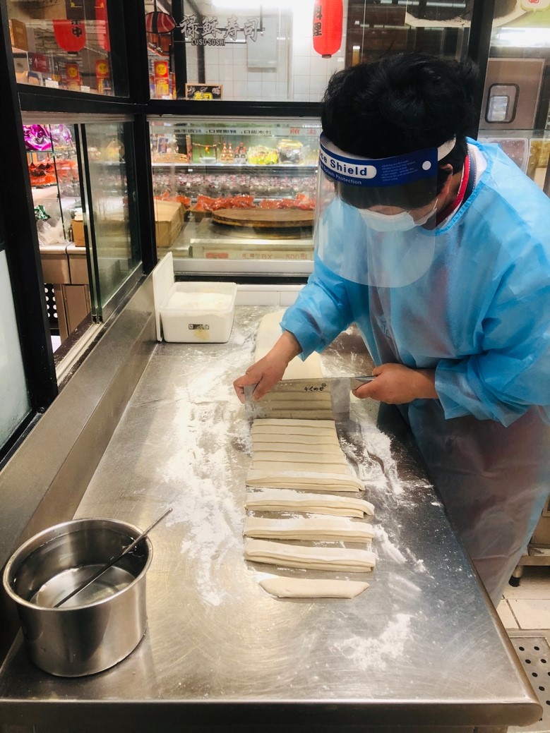 大师傅王文菊正在忙着制作油条，时隔2个月，大润发南汇店再次飘起油条香。