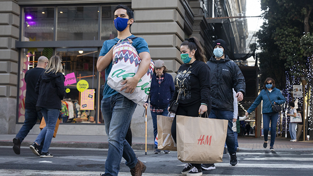 通胀飙升迫使消费者增加食品开支，而在服装、电子产品等非必需品上减少花销