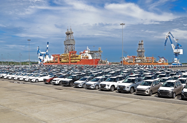 斯里兰卡南部汉班托塔港堆场。新华社资料