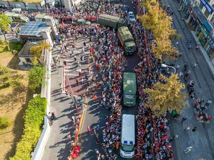 图为28日，圆满完成山火扑救任务的300多名云南森林消防队员撤离重庆，众多重庆市民自发欢送。