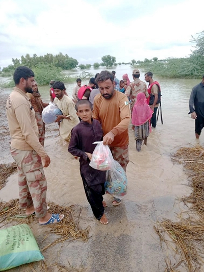 8月29日，在巴基斯坦俾路支省贾法拉巴德地区，救援人员转移灾民。