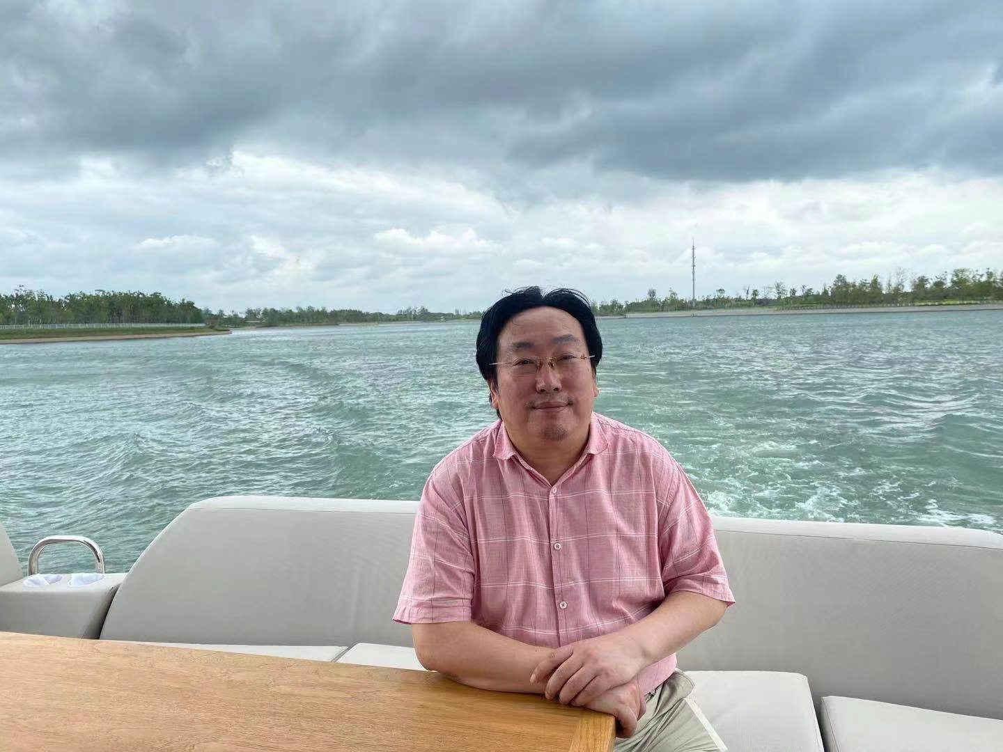 作者在兰香湖考察生态与发展环境