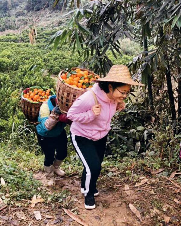 黄文秀烈士生前在扶贫攻坚的山路上