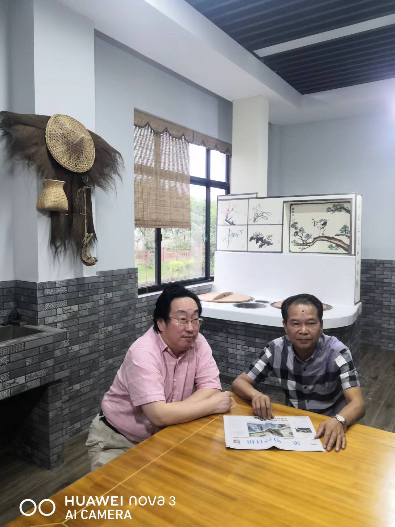 奚漕章作者（左）和第一财经日报资深读者、市人大代表、治水楷模奚漕章在和平村交流两山理论学习心得