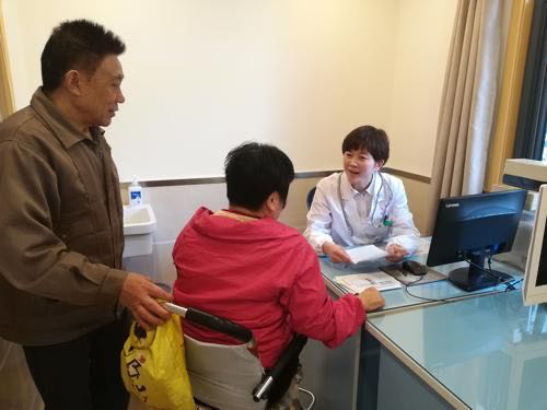 朱兰医生在诊断中（2018年4月12日留影）