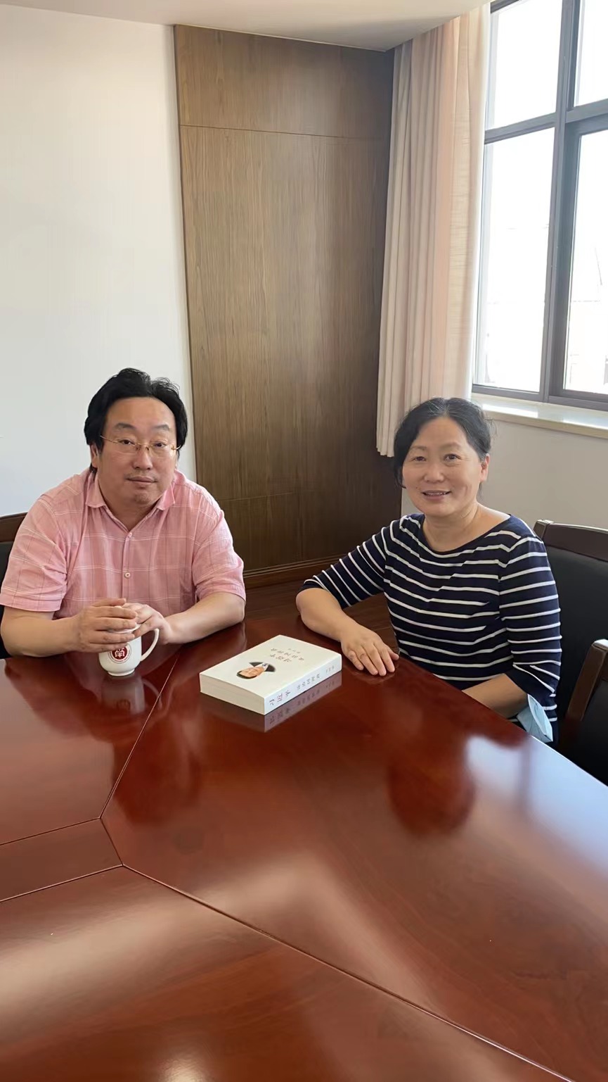 作者和南洋中学党委书记、校长王圣春（右），商议南洋学子展开调研《人民城市徐汇样本》事宜。