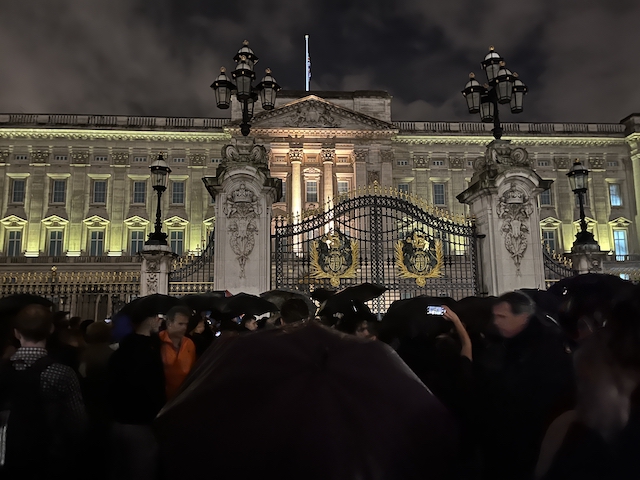 白金汉宫大门口攒动的人头 第一财经记者/摄