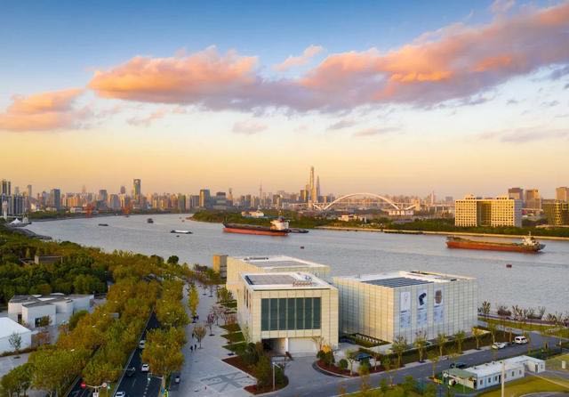 徐汇滨江的西岸美术馆外景，该馆由原上海工业历史建筑遗产创意性改建而成。