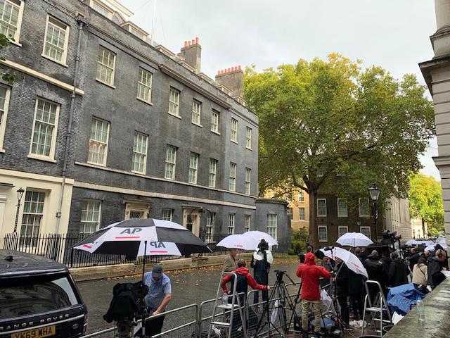 在唐宁街前继续做报道的英国媒体 第一财经记者陈玺宇/摄